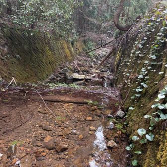 設置のハシゴ降りて、登山靴の洗い場🥾🥾