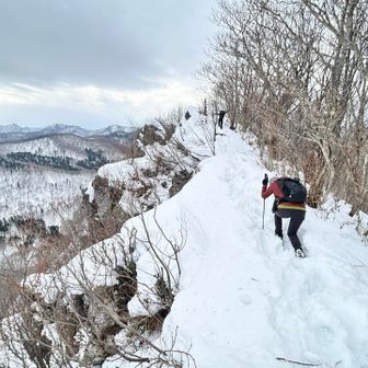 「膝をつく登山者💦」
山頂手前の尾根も時々ズボります。