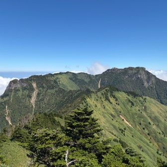石鎚山が間近に…！凄い光景です