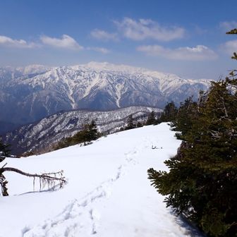 山頂に着いたかな。
ここでお昼にしました。
山頂まで5時間かかった。
なかなか長い道のり。