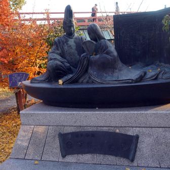 源氏十帖像
朝霧橋たもとの浮舟と匂宮が宇治川に漕ぎ出す場面を表現した石像
