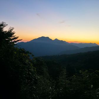 ヘッデン点けて歩き始める。やがて瓶ヶ森の方が明るく成り出した🌅