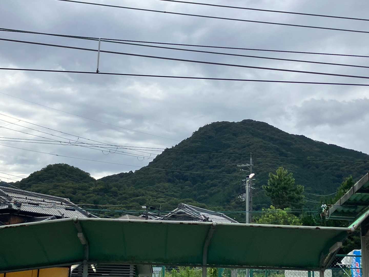 駅から見た二上山