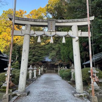 車に戻って移動しもう1座ピークハント
忍海(おしうみ)神社の脇から登るよ
かっこいい名前だ✨