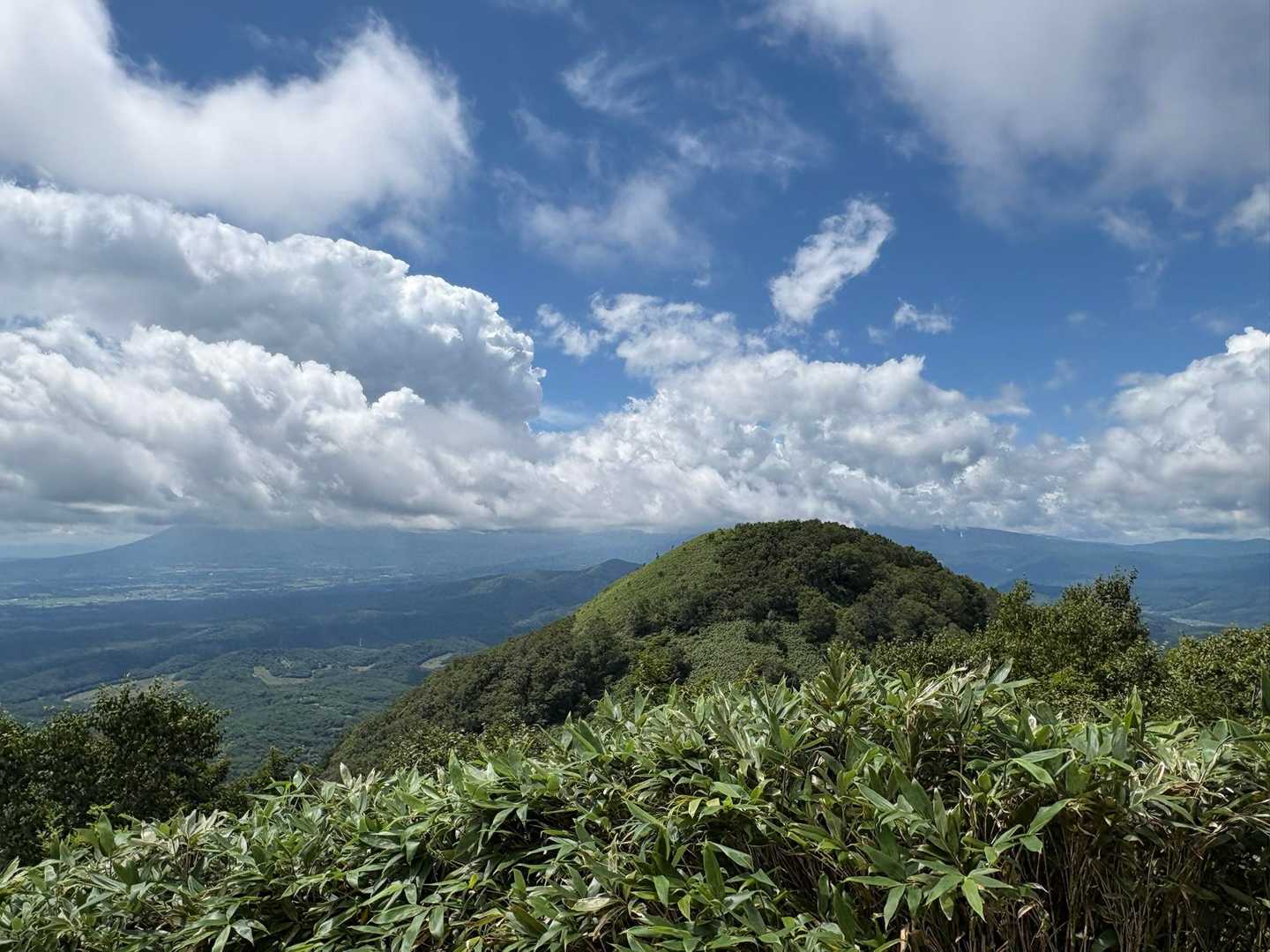 南峰の右奥は八幡平ですがこちらも雲の中☁️