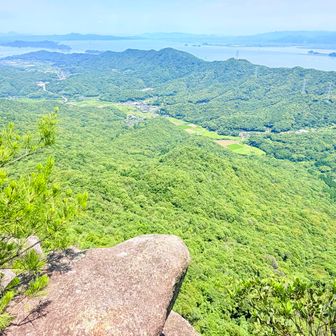 けっこう高度感もすごくて落ちたらもうダメそうです💀
隣にGWに登った観海アルプスが見えます🥹
