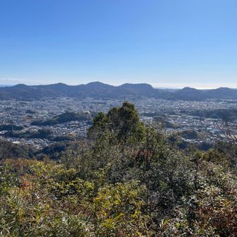 鴻ノ森山頂からの展望
左から宇津野山・鷲尾山・烏帽子山・柏尾山・三滝ヶ森・根木谷山