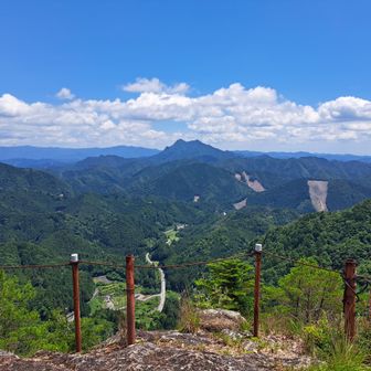 正面に見える三ッ瀬明神山
ここもかなりキツかった！
そして乳岩峡ルートはヒル祭りでした笑