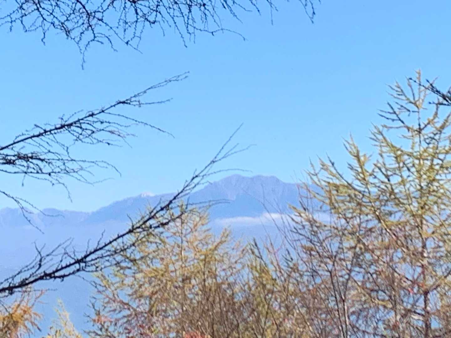 左奥に甲斐駒と中央に仙丈ヶ岳⛰️⛰️