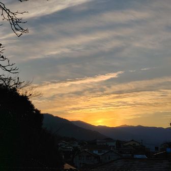 右に三郡山、左に砥石山その間から、もうすぐ…