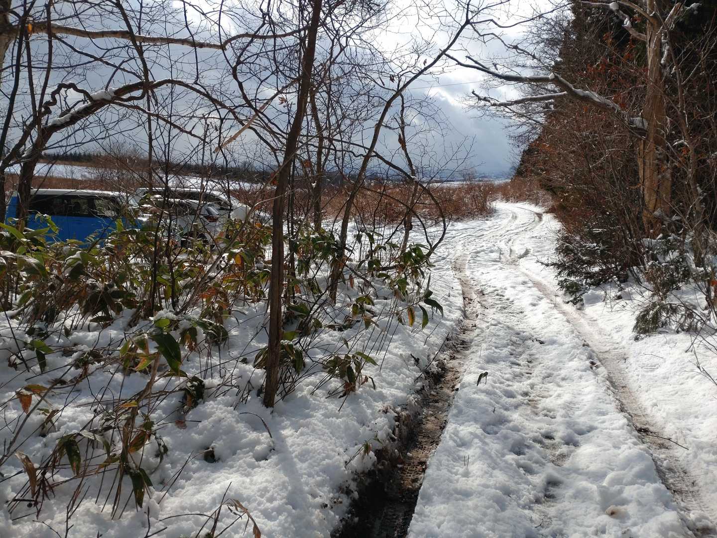 下山
奥にmakiさんの車
途中で2人のレディーとスライド😊

道中　足の先が冷たくて困ったもんだと思ってたけど
帰りに頑張って走ったら暖かくなった
動けば解決だね(^^)v