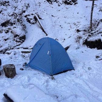 今日の基地。前日の雪がそっくりと残ってました。この時期にテント泊するの初めてで寒さで寝られるか心配でしたが、防寒対策バッチリで快眠できました。テントは凍ると思ってましたが、全室に置いた靴まで凍ってました。
