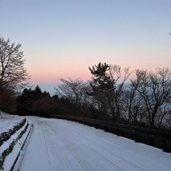 寒川山までは長い舗装路を歩きます
雪のお陰でそんな感じはしないんですけどね😌