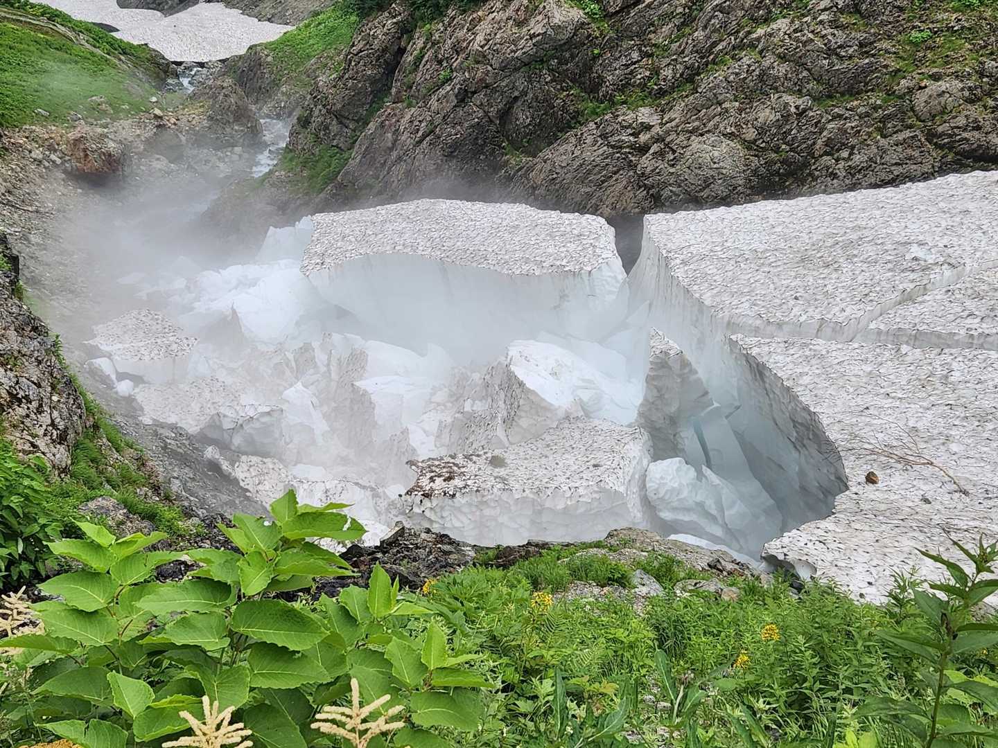 「白馬鑓温泉小屋」の脇にある雪渓の"崩壊"｡
これも温暖化の影響でしょうかね。