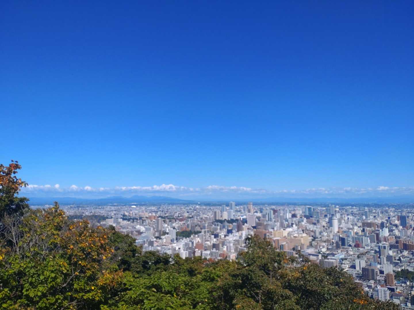 円山周遊｜札幌市街を一望できる市民憩いの山は、友人や家族と一緒に。の写真