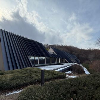 安藤百福記念センター
こちらは隈研吾が設計したらしいです
素敵な建物