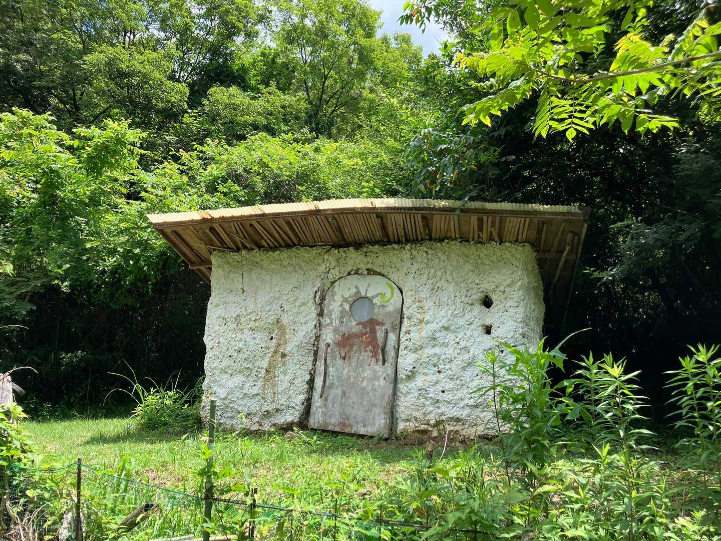 謎の小屋🛖があります…何なのでしょう😅