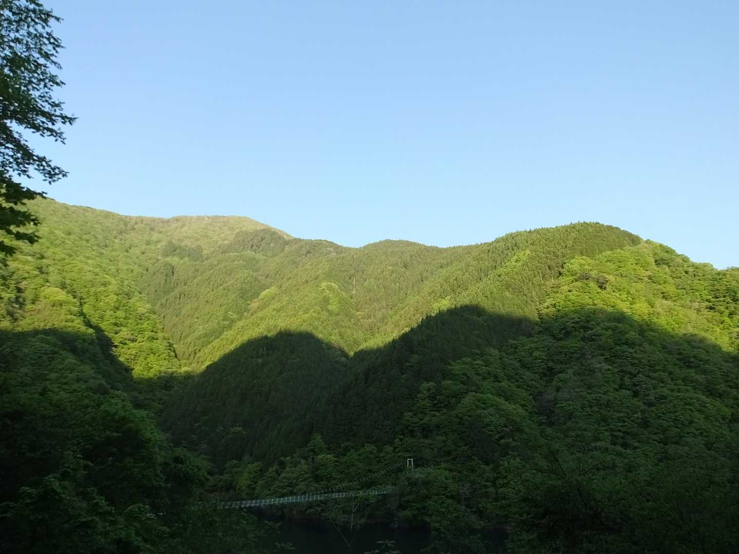 二瀬の吊り橋の駐車場に、前日の夜8時半過ぎに到着。素晴らしい星空でしたが…
深夜にここまでクルマで来て騒いでいる人とかありました。