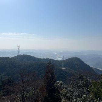 見晴らしいい！

え〜と、吉井川だっけ🙄

岡山城も見えるらしい…けど、見つけられない🏯
黄砂のせいにしておこう😅
ここでランチタイム🥯下山後のお楽しみがあるので、皆さま軽く〜お腹を満たす😋