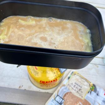 少量の湯で茹でたマカロニとポタージュを煮立たたスープパスタ。あったまる。