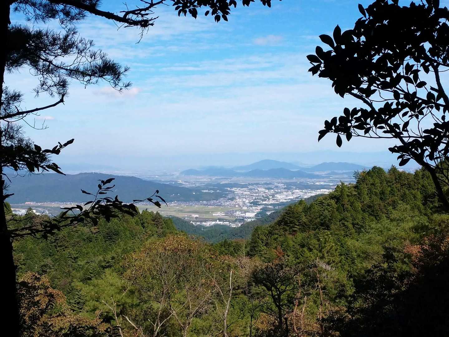 展望台からの景色。東方面になるのかな。うっすら見えてるのは鈴鹿山脈かな？