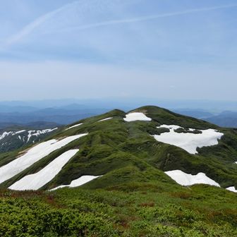 ちょっと雲が増えて西焼石岳の上の鳥海山も薄っすらしか見えない
