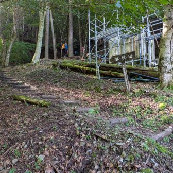 温泉の設備の際を登ります