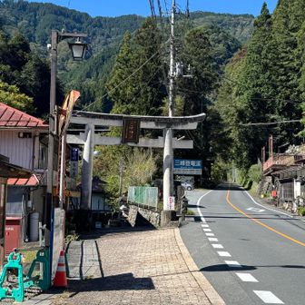 三峰神社一の鳥居に到着
鳥居をくぐり表参道へ