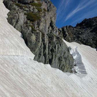 北峰への雪道は見事なステップが切ってあり、もう芸術的