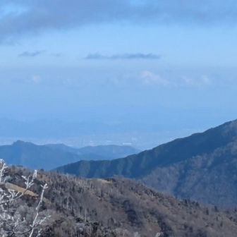 大都会徳島市の後ろにうっすら淡路島