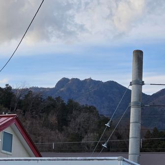 三つ峠駅から三ツ峠山が見えます。