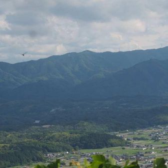 尾瀬山と阿讃山脈。一か月前に這い上がった尾根も見える