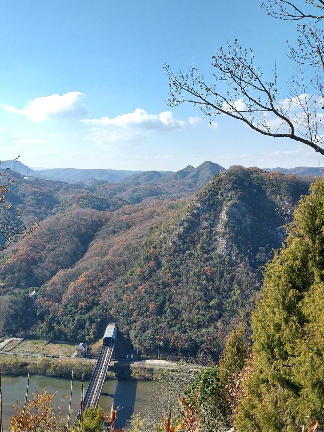 さっき登った新高山。奥にも山が連なってますね。