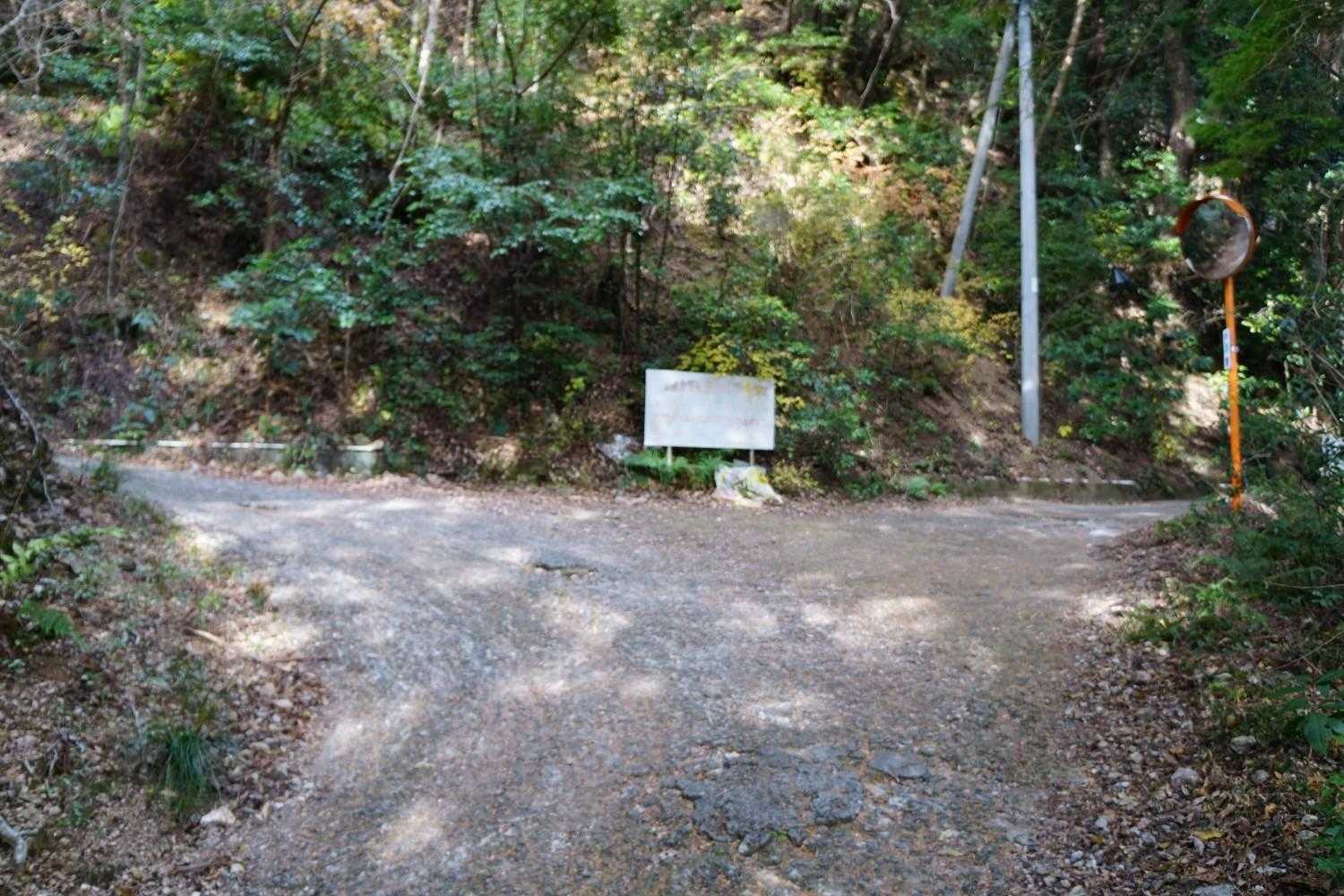 その直ぐ先の分岐を右へ
左はパラグライダー場への車道です