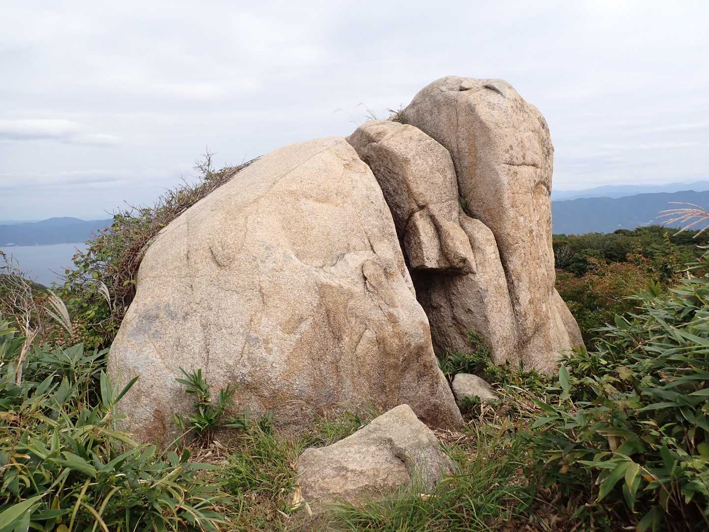かもしか台
昔、ここでニホンカモシカが見付かり名付けられたそうだ。
上に登るのはちょっと恐い！