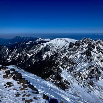 硫黄岳の先に天狗岳、その先に蓼科山🏔️あ〜、今年はまだ本沢温泉いってないな〜😢