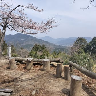 松笠山
木のテーブルとイス💕