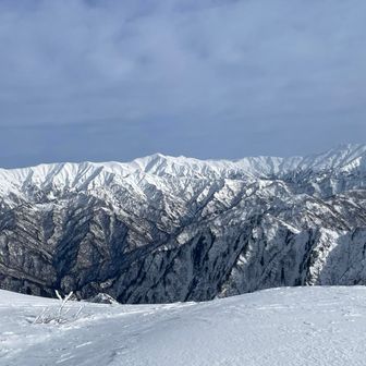 圧巻！
目の錯覚でしょうか？いつも見ている飯豊連峰よりも近くて大きく見えるのです😄