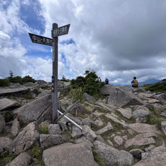 中山峠に到着！山頂に眺望はないけど、峠にはある！
次は、高見石小屋の揚げパンを目指して歩く🚶‍♂️