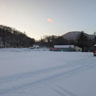 6時におのこ駐車場に到着。他に車はなく、除雪もされていなくて少し不安。