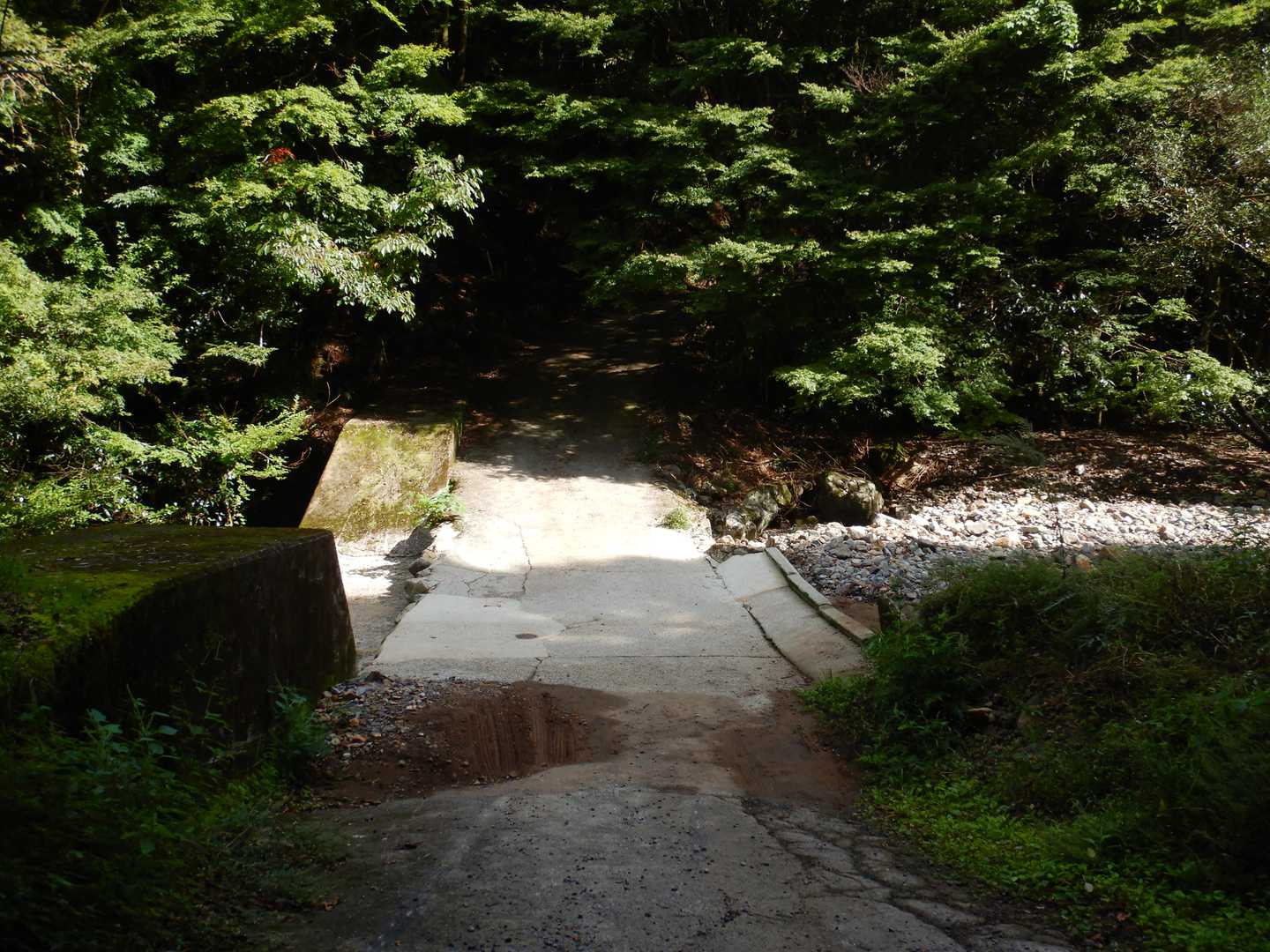 まず郡川（支流）を渡って
