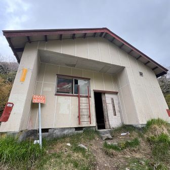 避難小屋
中は薄暗かった、、、