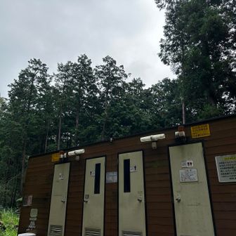 多峯主山ピーク前に
トイレがあって助かった…