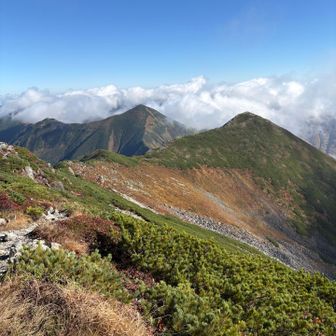 左は戸蔦別岳、右は幌尻岳の肩