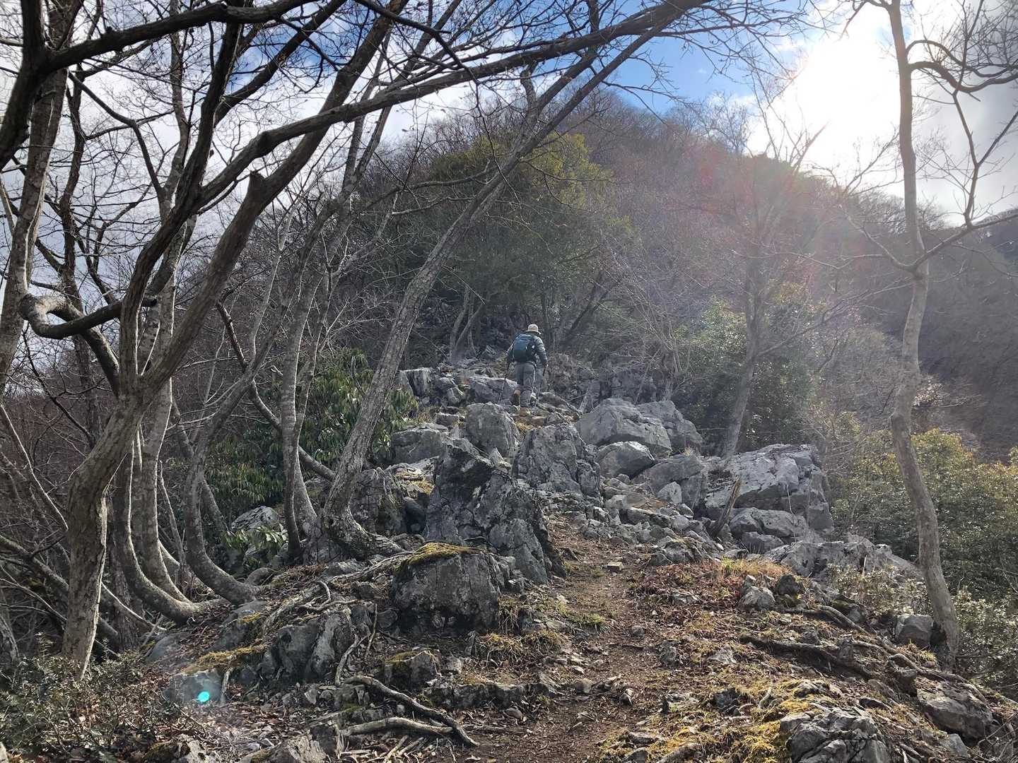岩々した尾根