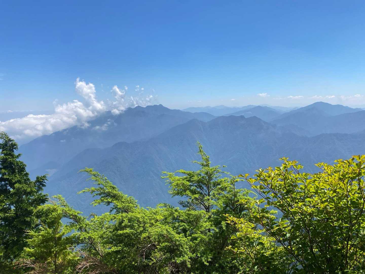 山頂は東が開けており、赤石山系が愛でられます。