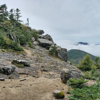山頂から下がった所の岩場から🗻