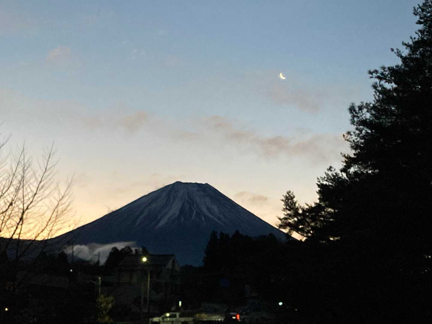 おはようございます
雪降る松本からやってきました
6:10ごろ県営本栖湖駐車場着
晴れていて🗻も月も綺麗でワクワク🎵

駐車場のトイレ利用　協力金1回50円