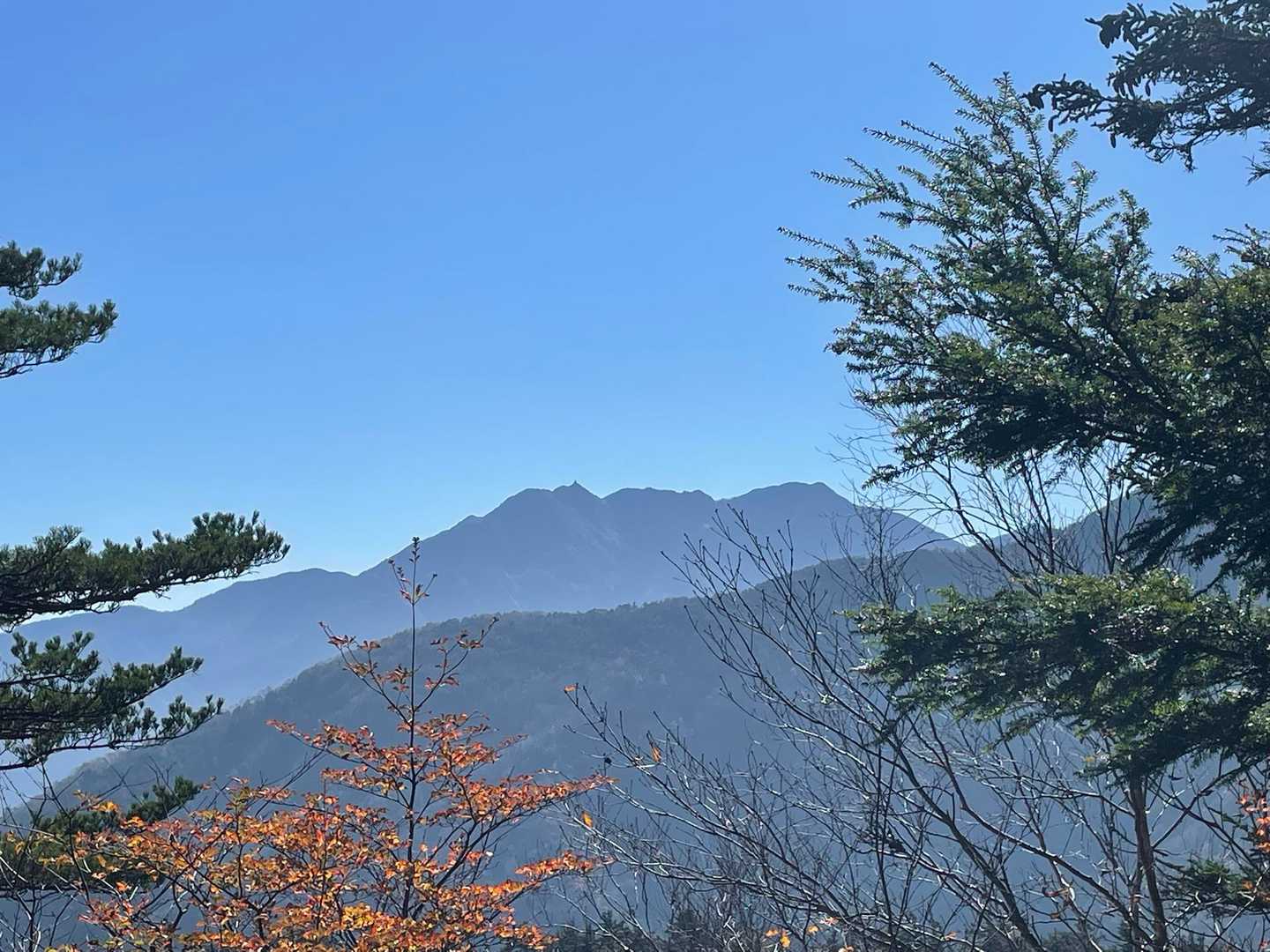隙間から鳳凰三山⛰️✨