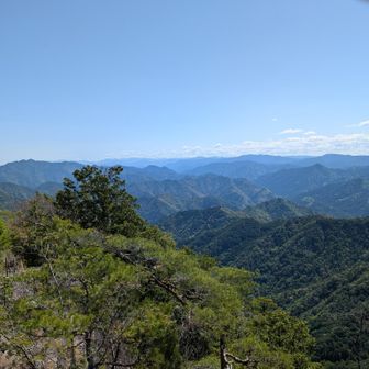 さらに右側には南ア深南部や北遠の山並み